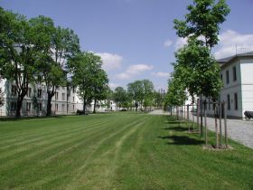Blick über den "Campus" mit dem Kadettenhaus links und dem Torhaus rechts
