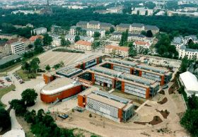 Blick über die Albertstadtkaserne im Jahr ihrer Inbetriebnahme 1998 - im Vordergrund das neue Hörsaalgebäude