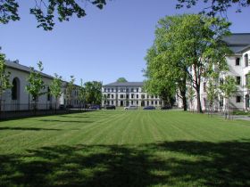 Der historische "Campus" der Kadettenanstalt, im Hintergrund das ehem. Kommandantenhaus, heute Unterkunftsgebäude