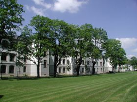 Das Kadettenhaus war das zentrale Lehr- und Wohngebäude für die kgl. sächs. Kadetten, in dem sich heute Unterkünfte und der Prinz-Eugen-Saal befinden.