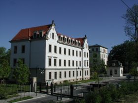 Das ursprünglich für die zivilen Lehrkräfte der Kadettenanstalt errichtete ehem. "Beamtenhaus" dient heute als Sitz des Taktikzentrums des Heeres.