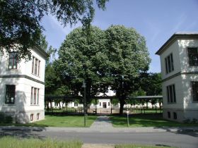 Das damals im Klinikbau hochmoderne Pavillonsystem verband die einzelnen Gebäude mit überdachten Fusswegen.