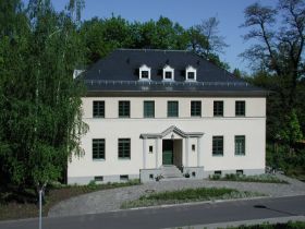 Das ehem. Generalsgebäude der im Jahre 1926 errichteten ehem. Infanterieschule beherbergt heute die kath. und ev. Militärseelsorge.